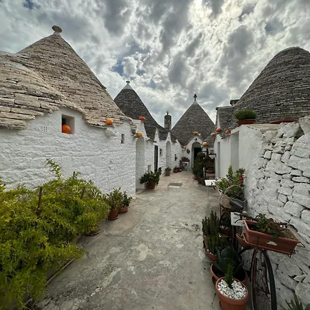 La Casa Dell'Arco 45 & 47 * טריג'אנו